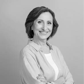 Photo portrait senior woman smiling happy crossed hands in casual shirt isolated pastel blue color background copyspace