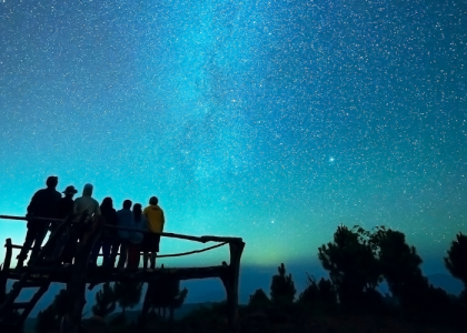 Group of people looking up at the stars in the nights sky