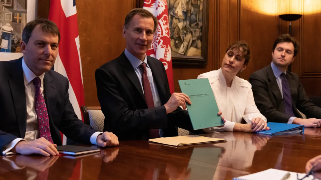 Jeremy Hunt holding the Autumn Statement