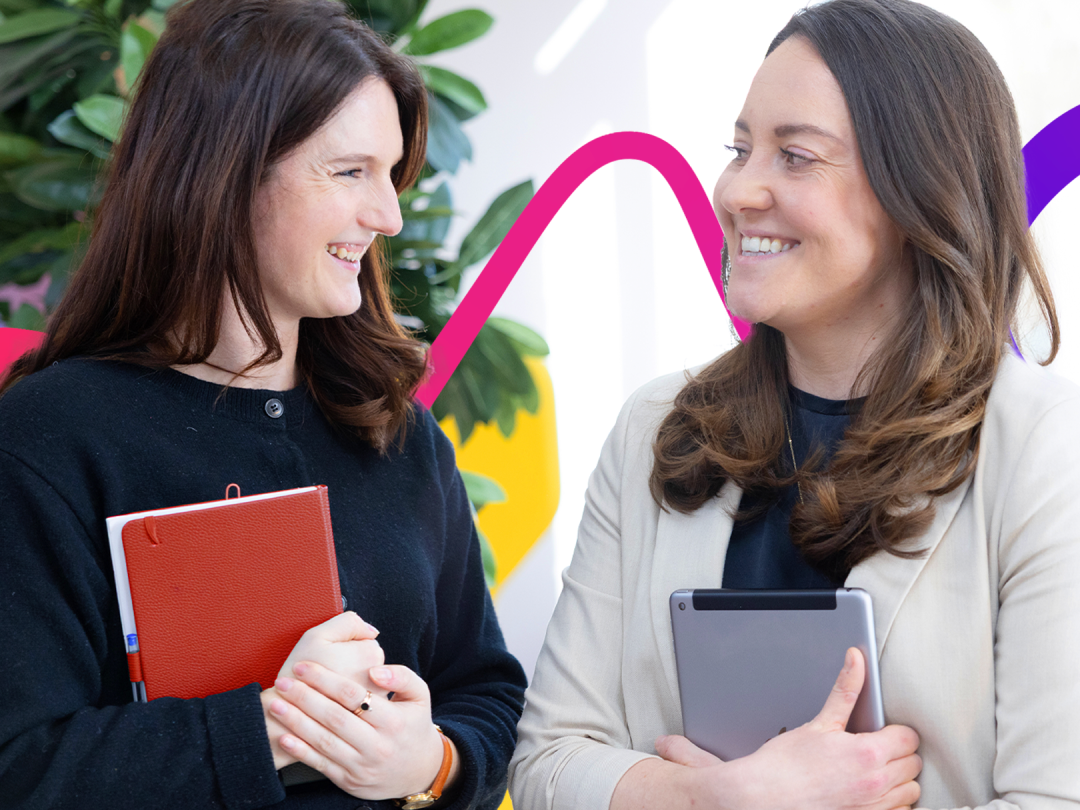 Two women are talking to each others 